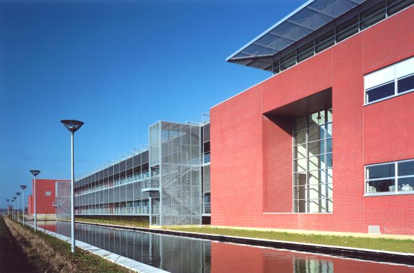 Punch International - Hall de production, bureaux, parking