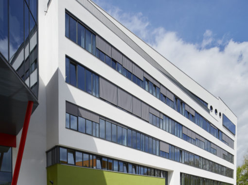 UNIVERSITAIR ZIEKENHUIS ANTWERPEN (UZA)<br><span style='color:#31495a;font-size:12px;'>Koningin Mathilde Moeder- en Kind Centrum</span>