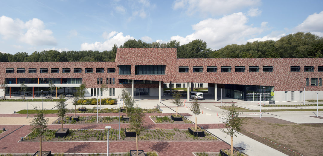 ZORGCAMPUS HOF TER SCHELDEDrie functies: een nieuw woonzorgcentrum, een nursingtehuis voor bewoners met niet aangeboren hersenafwijkingen en 60 zorgflats.
