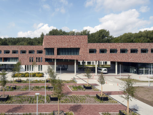 ZORGCAMPUS HOF TER SCHELDE<br><span style='color:#31495a;font-size:12px;'>Drie functies: een nieuw woonzorgcentrum, een nursingtehuis voor bewoners met niet aangeboren hersenafwijkingen en 60 zorgflats.</span>