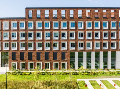 UNIVERSITEIT GENT<br><span style='color:#31495a;font-size:12px;'>Onderzoeksgebouw 'Capture' op Eiland Zwijnaarde. Voor UGent op de onderste 3 niveaus analytische laboratoria , evenals reactorlabs en een dubbelhoge technologiehal voor grotere proefopstellingen. De bovenste 2 niveaus casco voor IIC UGent.</span>