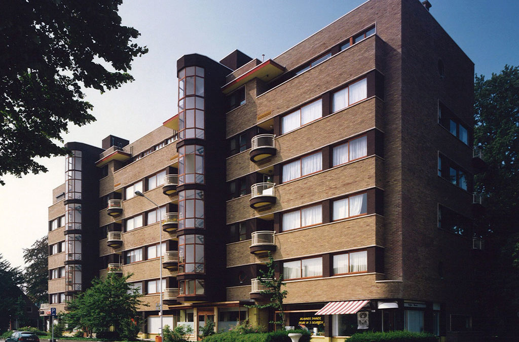 ELSDONCK | RESIDENTIËlE APPARTEMENTEN | WILRIJKRestauratie geklasseerd gebouw. Op het gelijkvloers commerciële ruimte, op elke laag ruime appartementen met 2 of 3 slaapkamers, op de bovenste verdieping twee ruime dakappartementen en bediendenruimten.