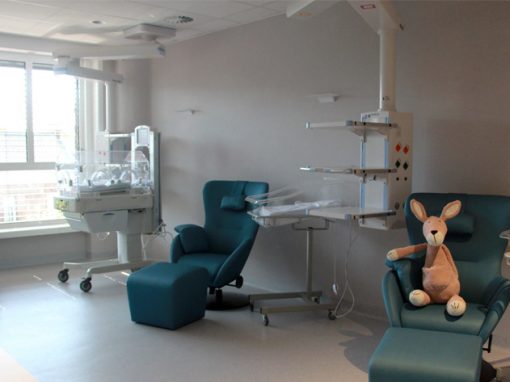 ZIEKENHUIS HEILIG-HART | LIER<br><span style='color:#31495a;font-size:12px;'>De renovatie omvat de verbouwing van de huidige materniteit op de nivo’s +1 en +2 in de bestaande bouwdelen blok I en blok</span>