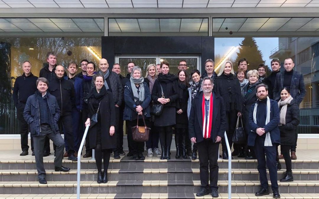 Nieuwjaarsuitstap 2019. Groepsfoto voor de ingang van Residentie Tombeekheyde in OverijseNieuwjaarsuitstap 2019. Groepsfoto voor de ingang van Residentie Tombeekheyde in Overijse