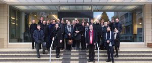 Nieuwjaarsuitstap 2019. Groepsfoto voor de ingang van Residentie Tombeekheyde in OverijseNieuwjaarsuitstap 2019. Groepsfoto voor de ingang van Residentie Tombeekheyde in Overijse