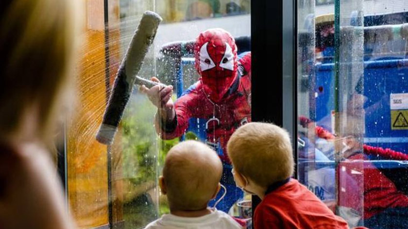 Spiderman wast de ramen van het Koningin Mathilde ziekenhuis.