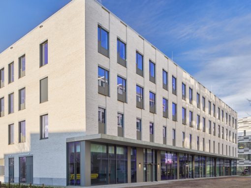 UNIVERSITEIT GENT<br><span style='color:#31495a;font-size:12px;'>Onderzoeksgebouw 'The Core' omvattend kantoren met vergaderzalen, onderzoekslaboratoria, een proefdierfaciliteit, een werkplaats en ontmoetingsplaats voor studenten.</span>