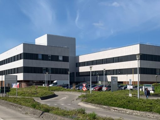HÔPITAL UNIVERSITAIRE D’ANVERS (UZA)<br><span style='color:#31495a;font-size:12px;'>Pharmacologie clinique et centre des donateurs Croix-Rouge</span>
