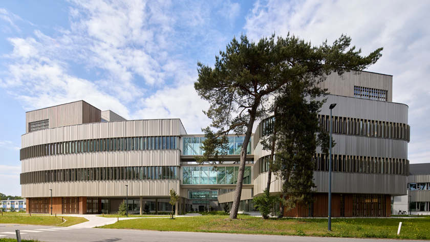 VITO | EARTH | NIEUWBOUW LAB-PILOOTHAL & OPSLAGHAL | MOLLaureaat wedstrijd VITO Lab met 3 modulaire/flexibele vleugels, 4 bovengrondse bouwlagen, een gelijkvloers en 3 verdiepingen, nieuwbouw VITO Piloothal & opslaghal.